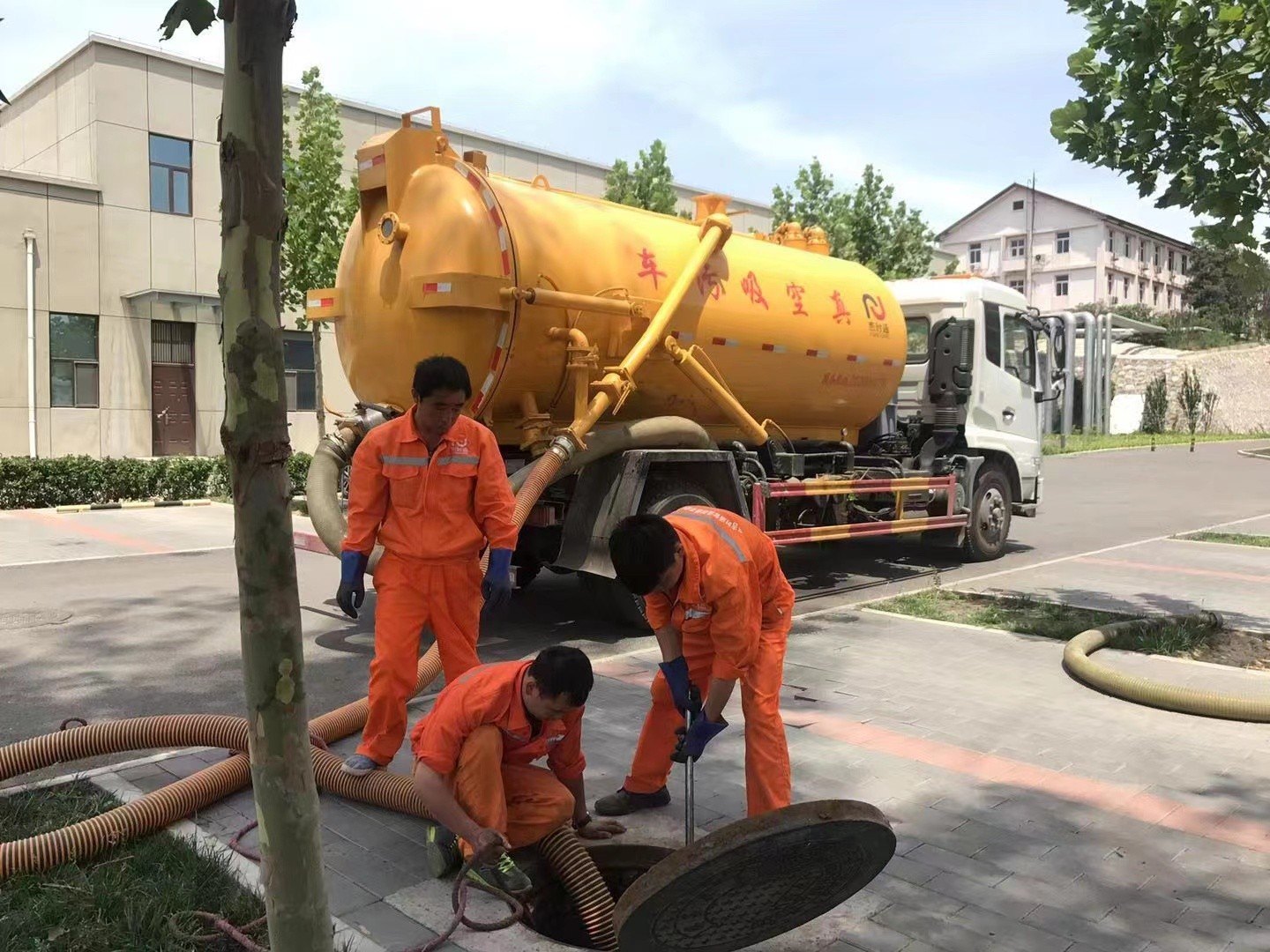 合作管道疏通车停在窨井附近