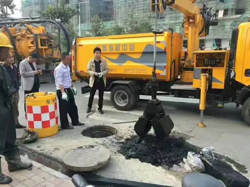 合作街道：网格员化身“清道夫”，为民解忧疏通“堵心”化粪池