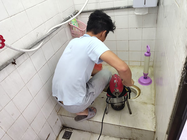 合作管道堵塞冒臭气 专业师傅现场解决问题