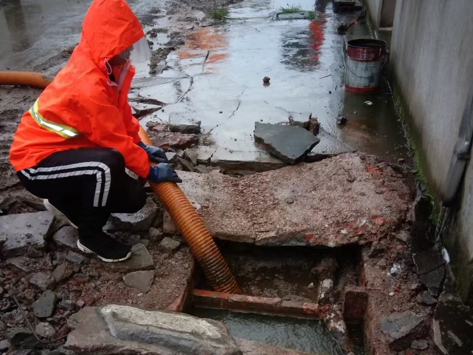 合作专业清理污水池 炜誉市政以规范流程守护城市 “肠道”