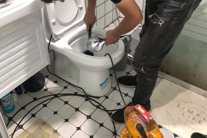 合作马桶堵塞自己疏通还是找师傅?专业上门服务让你省时更省心